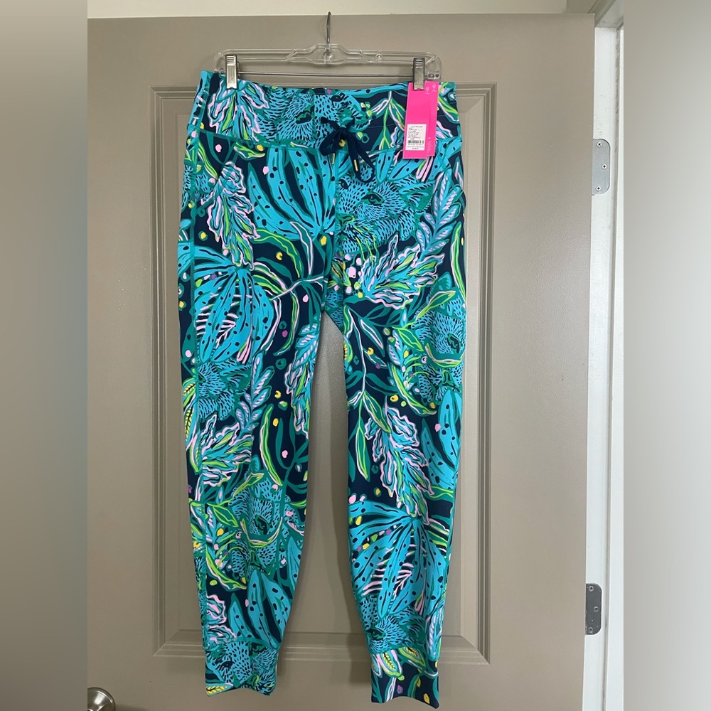 Lilly Pulitzer Island mid rise Jogger. Low tide navy catty personality. Size L